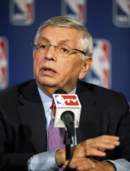 El comisionado de la NBA, David Stern, habla en una rueda de prensa el jueves, 8 de diciembre de 2011, en Nueva York. (AP Photo/John Minchillo)