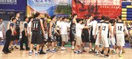 　金門酒廠與韓國隊昨於觀護盃籃球賽發生推擠，兩隊一度在場上對峙，後來才被勸開。（黃及人攝）