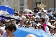 Pope leads Catholics in first worldwide 'Holy Hour' 2013-06-02T153935Z_1_CBRE95117I800_RTROPTP_2_POPE