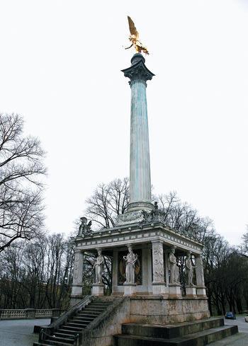 優雅細膩的The Angel of Peace雕塑足有三十八米高，充分流露出古希臘科林斯柱式的精髓。雕塑是用來紀念德普戰爭，並提醒大家要有追求和平的決心。
