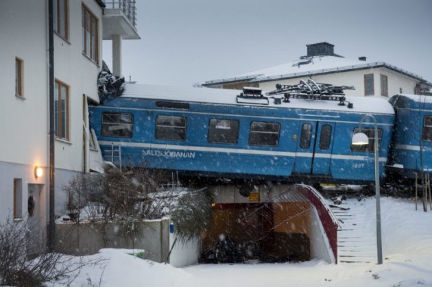 Trem atinge edifício após ser roubado por mulher na Suécia.