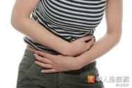 動過手術後，如感到腹部有不適疼痛要小心可能是腸沾黏症狀，使用玻尿酸貼片能有效預防沾黏發生。。