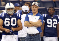 Foto de archivo del 9 de agosto de 2011 del quarterback de los Colts de Indianápolis, Peyton Manning, centro, en un partido de pretemporada. (AP Photo/Michael Conroy, File)