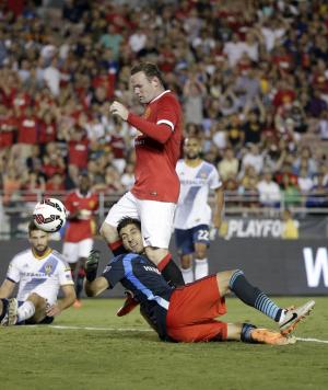 Manchester United&#39;s Wayne Rooney, top, scores past&nbsp;&hellip;