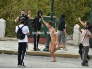 Στον εισαγγελέα ο γυμνός διαδηλωτής