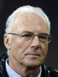 ARCHIVO - En esta foto de archivo del 26 de febrero del 2011, Franz Beckenbauer presencia un partido entre Bayern Munich y Borussia Dortmund en Munich. Beckenbauer quierre que la FIFA simplifique la ley del 'off-side' (AP Foto/Frank Augstein, Archivo)