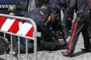 Luigi Preiti immobilizzato dalle forze dell'ordine dopo la sparatoria davanti a Palazzo Chigi ieri