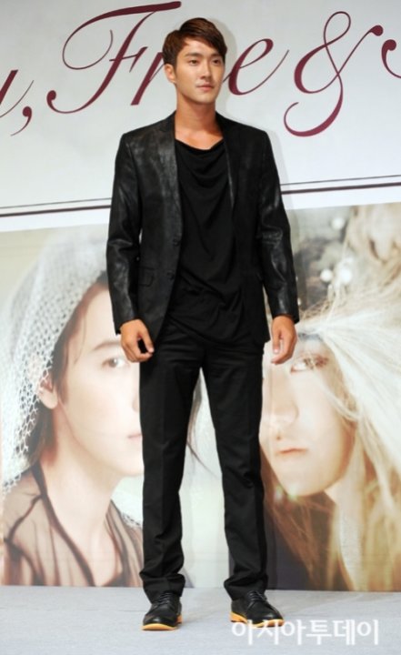 SuJu Siwon looks like a top …