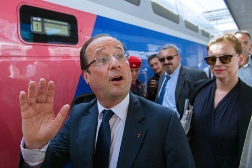 Le président François Hollande et sa compagne Valérie Trierweiler, le 2 août 2012 à la gare de Lyon à Paris