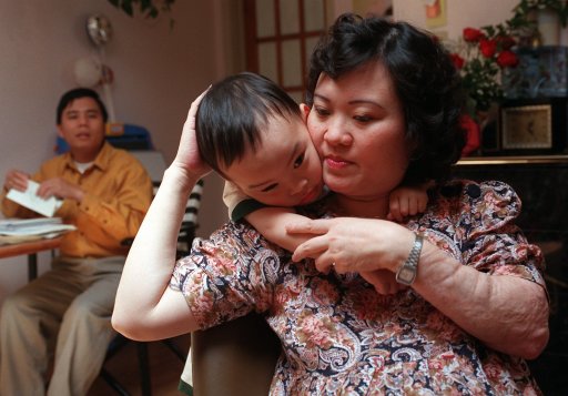 Phan Thi Kim Phuc abraza a su hijo Thomas, de tres años, en su casa en Toronto, en mayo de 1997. Kim Phuc es la niña que fue retratada el 8 de junio de 1972 huyendo de un ataque con napalm. La famosa foto en blanco y negro, que retrató los horrores de la guerra en Vietnam y fue tomada por el fotógrafo de The Associated Press, Nick Ut, cumplió 40 años. (Foto AP/Nick Ut)