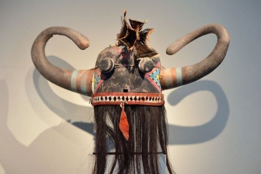 La máscara sagrada 'Wuyak-ku-ita', de la tribu  norteamericana Hopi, expuesta el 12 de abril de 2013 en París