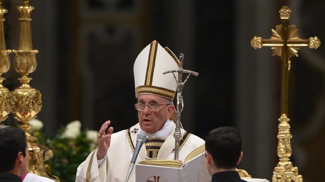 Pope Francis blesses the crowd at the end of the Easter Vigil at St Peter&#39;s basilica on April 4, 2015 at the Vatican