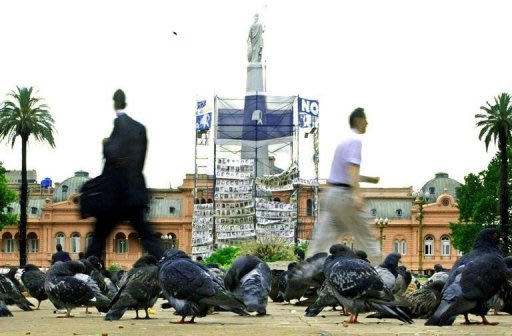 Unas palomas, en la Plaza de Mayo, en el centro de Buenos Aires