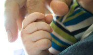研究人員推測，母親在懷孕時透過服用高劑量維他命D增強胎兒的肌肉骨骼發育，可望降低子女老年時發生骨折的機率。（photo by feverblue on Flickr - used under Creative Commons license）