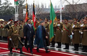 Afganistanin presidentti Hamid Karzai, keskusta, saapuu ...