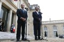 El líder de la oposición siria (drcha), Ahmad Moaz al Jatib, comparece junto al presidente francés, François Hollande