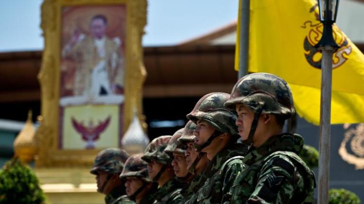 A portrait of Thai King Bhumibol Adulyadej is seen as Thai soldiers stand guard outside the Army club in Bangkok on May 21, 2014