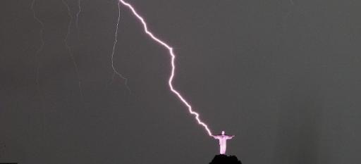Εκρηκτικές στιγμές από τη Βραζιλία -Το άγαλμα του Ιησού χτυπήθηκε από κεραυνό [εικόνες]
