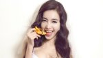 Video: Hậu trường Elly Trần mặc nội y ăn bánh pizza