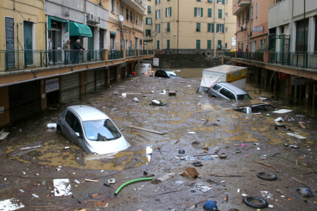 Coches flotando en una calle de Génova, después de las lluvias torrenciales causaron dos ríos cercanos a tragar y llenar las calles de varias de esta ciudad del norte de Italia, Viernes, 04 de noviembre 2011. Las lluvias torrenciales azotaron Génova