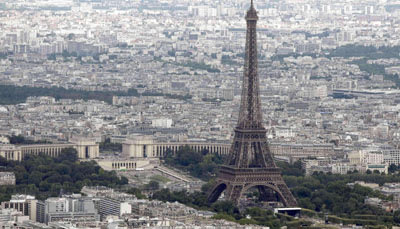 Satu dari Dua Orang Coba Bunuh Diri di Eiffel, Tewas 94127