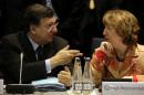 El presidente de la Comisión Europea (CE), José Manuel Durao Barroso (i), y la jefa de la diplomacia europea, Catherine Ashton, conversan en el ámbito de la cumbre de Vilna (Lituania). EFE