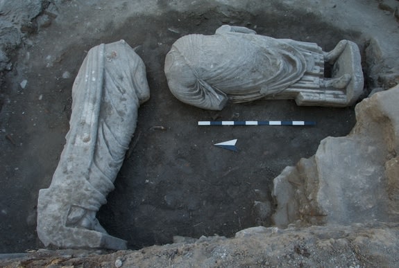 L'actualité archéologique de la semaine, 17 septembre - 23 septembre 2012 07-statues-excavated-120917
