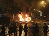 سنغافورة بحالة صدمة بعد مصادمات عنيفة