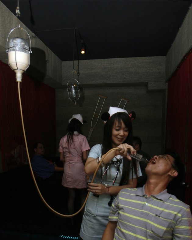 نادلة ترتدي زي ممرضة في مطعم مصمم على هيئة مستشفى في تايوان ويقوم فريق الخدمة بإطعام الزبائن عن طريق حقن كبيرة الحجم في الفم.