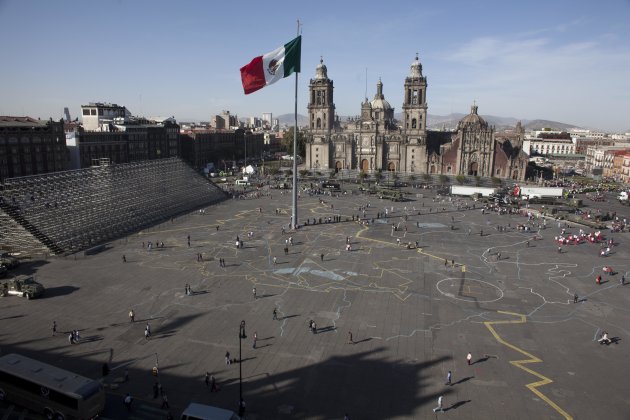 La gigantesca Plaza del Zócalo, rodeada de monumentos históricos, sigue siendo uno de los principales atractivos de la Ciudad de México. (AP Photo/Alexandre Meneghini)