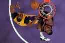 Howard, de los Lakers (i) se mide a Hickson, de los Blazers, en el partido de la NBA del 22 de febrero en Los Ángeles