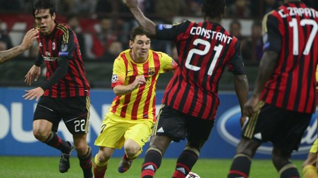 Messi entre Kaká y Constant en el Milan-Barcelona