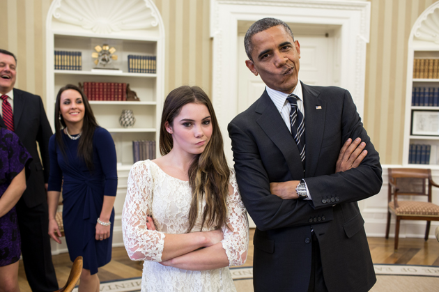 أوباما يمازح ماكايلا ماروني التي طلبت منه التقاط صورة بوجه غير سعيد لنشر الصورة على فيسبوك كما تفعل مع أصدقائها وذلك خلال استقبال الرئيس لأبطال الولايات المتحدة الأوليمبيين