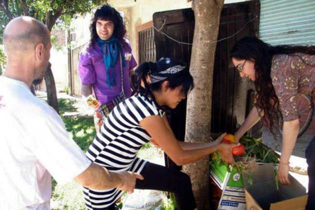 Freeganos recolectando verduras en la localidad de Mercedes, en octubre Foto: Gentileza Analía Cincotta