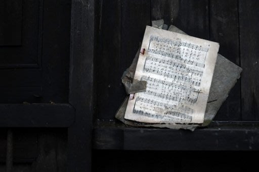Una vieja partitura musical permanece en la puerta de una casa en Denongho (Birmania), el 20 de mayo de 2008