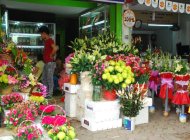 Dọc các tuyến phố Cầu Giấy, Láng, Nguyễn Phong Sắc... các điểm bán hoa tươi mọc lên san sát. Chỉ một số ít trong đó là cửa hàng bán hoa quanh năm, còn lại đa phần đều là địa điểm "tự phát", bày trên vỉa hè, do nhiều người kinh doanh "tay trái" dựng lên nhân ngày Phụ nữ Việt Nam.