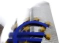 Una scultura sull'euro davanti alla sede della Bce a Francoforte