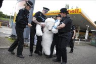 Un activista de Greenpeace, vistiendo un disfraz de oso polar, es arrestado por oficiales de policía en Edimburgo tras desactivar un surtidor en una gasolinera de Shell en Londres, Reino Unido, durante una protesta por las perforaciones en busca de crudo que esa empresa está a punto de iniciar en el Océano Ártico, hoy, lunes 16 de julio. EFEUn activista de Greenpeace intenta desactivar un surtidor en una gasolinera de Shell en Londres, Reino Unido, durante una protesta por las perforaciones en busca de crudo que esa empresa está a punto de iniciar en el Océano Ártico, hoy, lunes 16 de julio. EFE