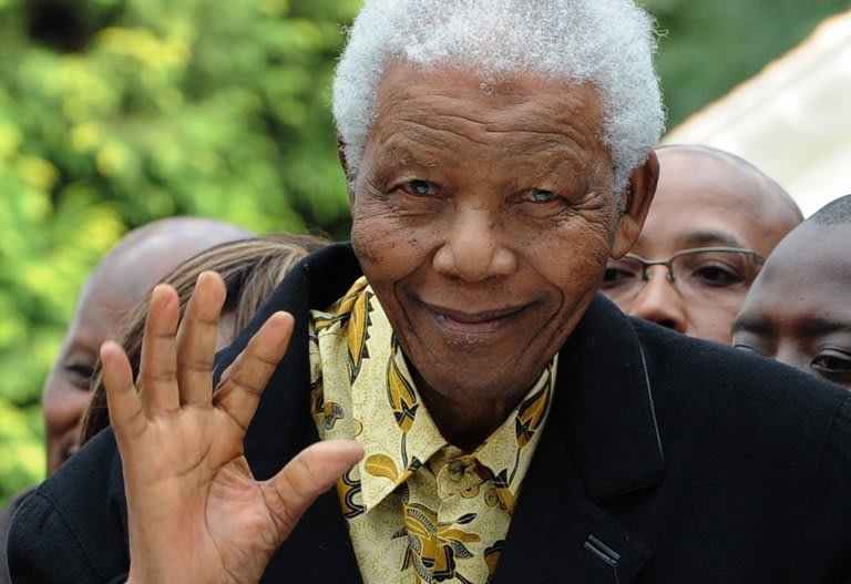 South African former President Nelson Mandela waves as he arrives at a polling station in Johannesburg on April 22, 2009