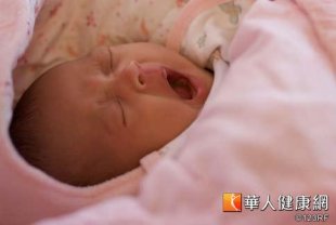 新生兒頭骨約6個月後定型，調整頭型必須把握前6個月，幫寶寶換側邊睡、避免固定同一個姿勢太久；不過寶寶睡的安全更重要，仍不建議讓寶寶趴睡。
