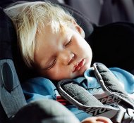 الأهالي ينفقون مصروفاً إضافياً من البنزين لجعل أطفالهم يناموا في السيارة