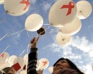 (Arquivo) Grupo de estudantes solta balões pela luta contra a aids, em Viena
