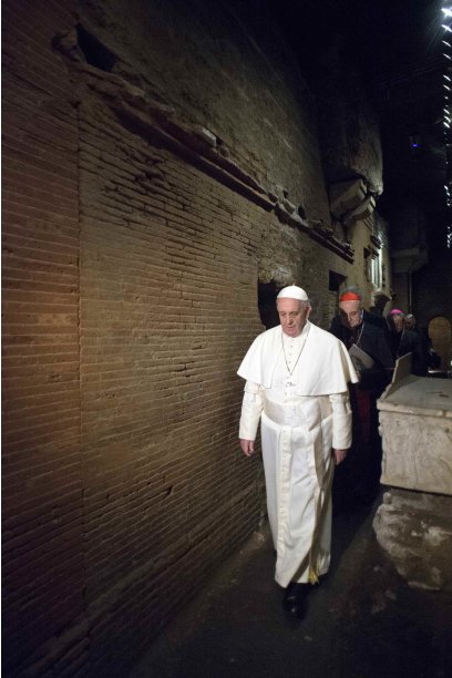 Pope Francis (Peter the Roman) visits St. Peter's tomb under Vatican 2013-04-01T181020Z_2013259858_GM1E94205YE01_RTRMADP_3_POPE