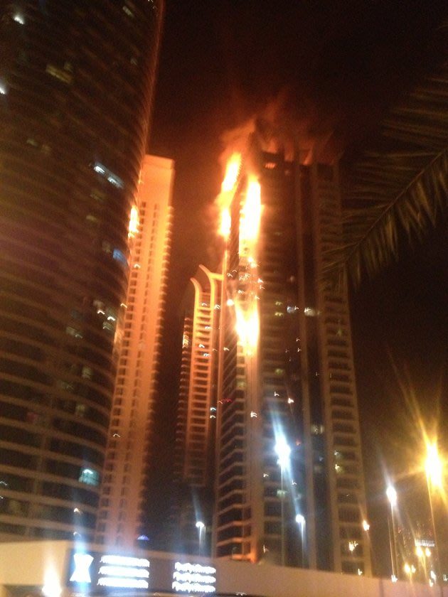 تداول مغردون إماراتيون على موقع تويتر صورا للحريق الذي طال معظم أجزاء البرج