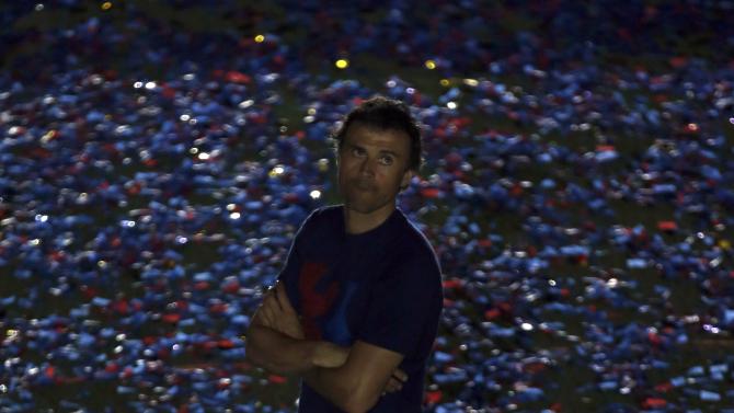 Barcelona&#39;s coach Luis Enrique stands in the pitch at the end of the celebration parade in Barcelona