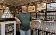 En esta fotografía de archivo del 27 de septiembre del 2011, el estadounidense Dennis Schrader aparece en una bóveda que contiene algunas de las más de 4.000 pelotas de béisbol autografiadas en su casa en la ciudad de Odessa en el estado de Florida. (Foto AP/Chris O'Meara)