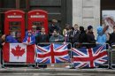 Spettatori lungo il percorso della processione funebre dell'ex primo ministro britannico Margaret Thatcher, vicino alla cattedrale di St Paul a Londra