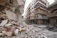 Ruas do distrito de al-Amereya são tomadas por entulho após bombardeio de forças leais ao presidente sírio na cidade de Aleppo. 01/10/2012 REUTERS/Zain Karam