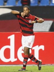 Ronaldinho comemora gol do Flamengo contra o Atlético-PR, pela Copa Sul-Americana, no Engenhão