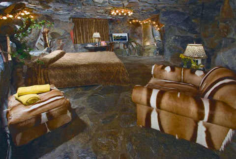 Các khách hàng khá thích thú với căn phòng hang động của khách sạn Madonna Inn ở California, Mỹ.